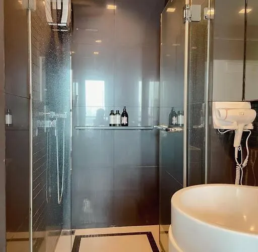 Opulence Riverview With Train Access Apartment